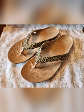 CROCS Women's Kadee II Leopard Flip flop sandals Size 10